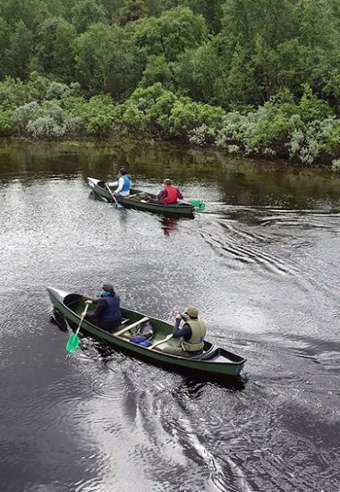 Kanu auf dem mächtigen Fluss Muonio