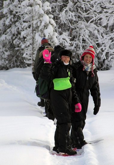 På snöskor genom Lapplands vinterskog